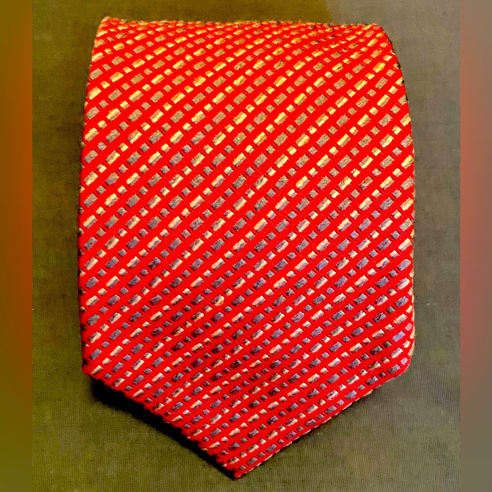 Giorgio Armani tie 100% silk 4in width worn 3 times. A must have for executives!